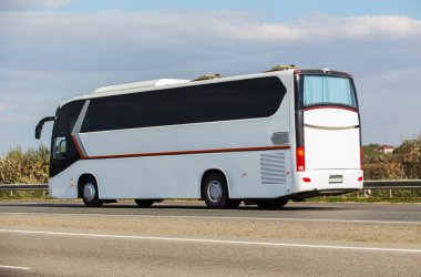 Otobüs şehir otobanında gidiyor.