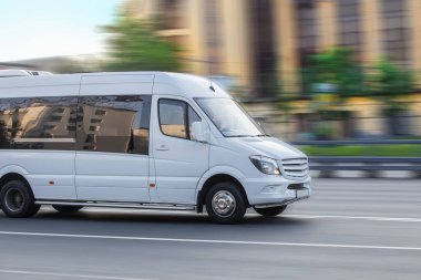 Beyaz Minibüs Şehir Caddesine Çıktı