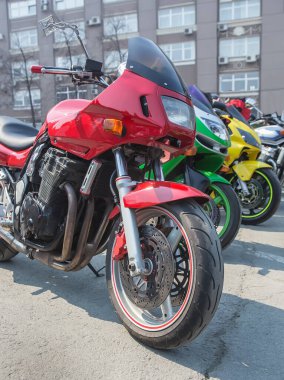 Motosiklet park yerinde, yakın mesafede.