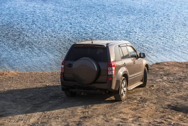 Öğleden sonra deniz kenarındaki off-road arabası.
