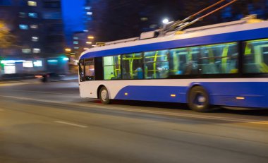 Trolleybus şehir caddesinde son sürat ilerliyor..