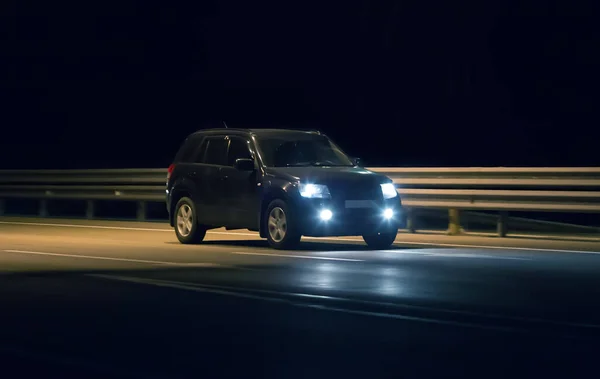 Автомобиль Движется Темноте Дороге Освещенной Фарами — стоковое фото