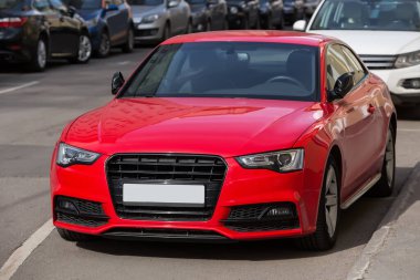 Güneşli bir günde şehir caddesinde bir otoparkta arabalar