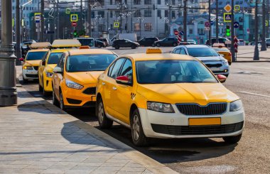 Şehir merkezindeki otoparkta bir sürü sarı taksi var.