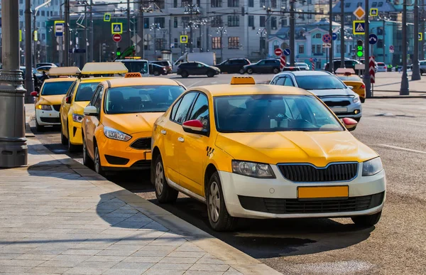 Şehir Merkezindeki Otoparkta Bir Sürü Sarı Taksi Var — Stok fotoğraf