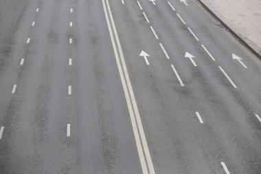 Arabasız asfalt üzerinde işaretleri olan çok şeritli otoyol.