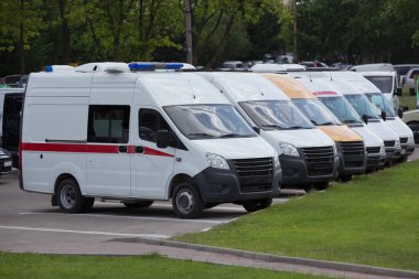 Ambulanslar hastalara çağrı bekliyor.