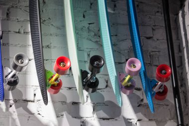 Kaykaylar tuğla duvar arka plan üzerinde renkli tekerlekli