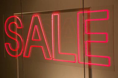 Bir mağaza vitrininde parlak kırmızı diyot tüpleri satışı