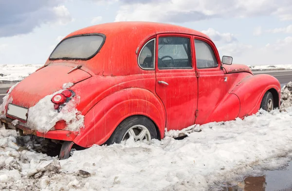 Coche Época Está Aparcado Invierno Una Calle Ciudad — Foto de Stock