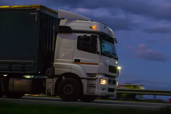 Camión Mueve Carretera Por Noche — Foto de Stock