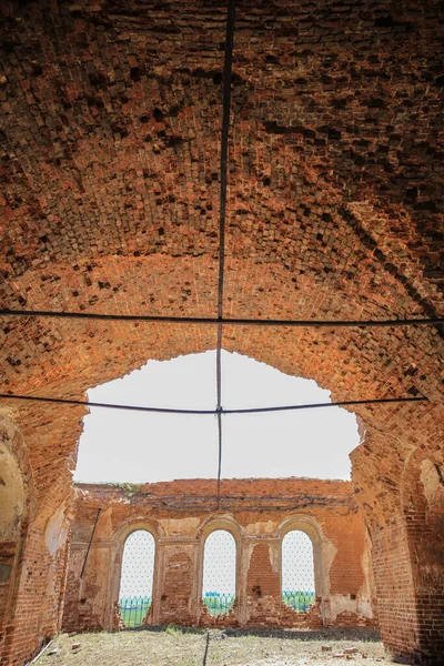旧的废弃砖瓦教堂的内部 — 图库照片