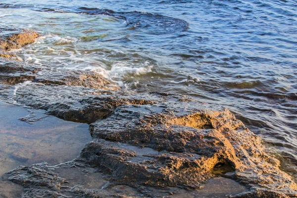 阳光照射下岩石海岸上的海浪 后续行动 — 图库照片