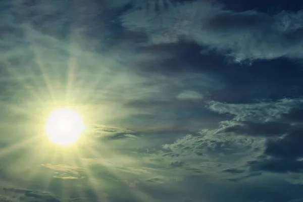 Sol Brilhante Num Lindo Céu Nublado Paisagem Celestial — Fotografia de Stock