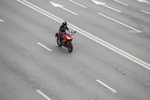 Motociclista Monta Una Motocicleta Una Carretera Varios Carriles Vista Desde —  Fotos de Stock