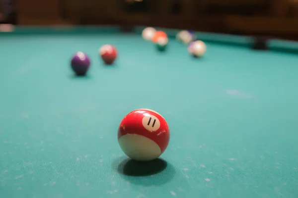 プールテーブルの上の色ビリヤードボール — ストック写真