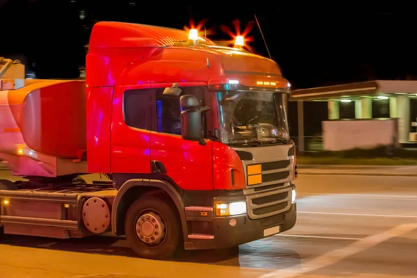 Κόκκινο Φορτηγό Καυσίμων Νύχτα Κοντά Ένα Βενζινάδικο — Φωτογραφία Αρχείου