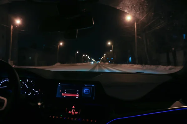 冬天的夜晚 汽车在城市的街道上行驶 车在视线内 — 图库照片