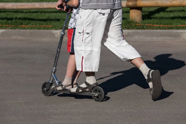 Papá Hijo Montan Scooter Día Verano —  Fotos de Stock