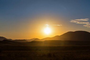 Dağlarda güzel bir gün batımı.