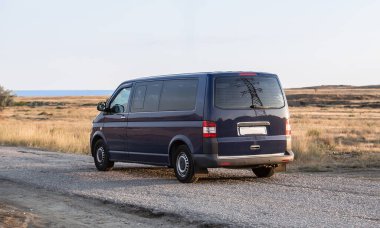 Minivan deniz kıyısına doğru ilerliyor.