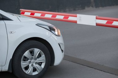 Bariyerin önündeki beyaz araba. Ayrıntıları kapat.