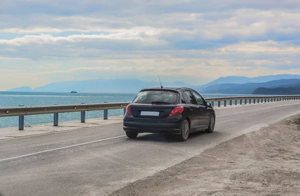 Auto Beweegt Snelweg Langs Zeekust — Stockfoto