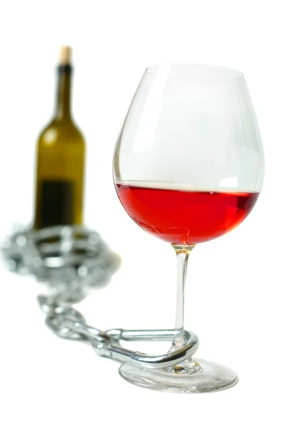 ワイン1本とワイン1本が鎖で結ばれています アルコール依存症の概念 — ストック写真