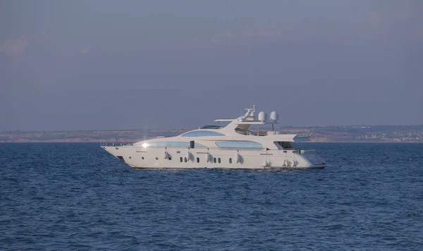 Grande Yacht Bianco Mare Una Giornata Estiva Soleggiata — Foto Stock