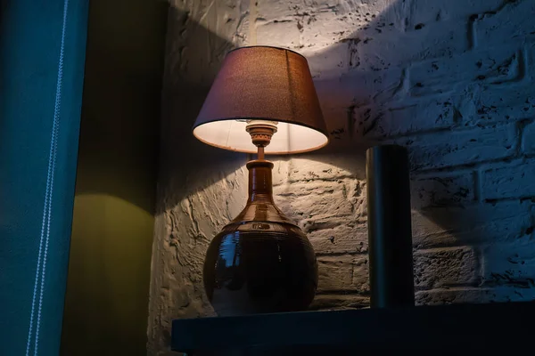 Stylová Stolní Lampa Osvětlující Cihlovou Stěnu Roh Místnosti — Stock fotografie