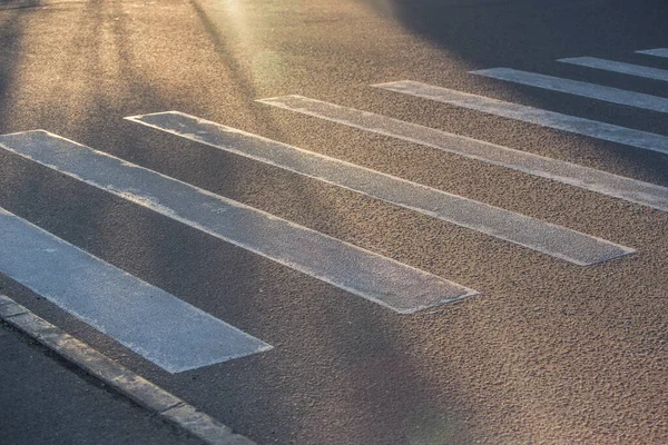 Zebra Asfalcie Przejścia Dla Pieszych Oświetlonego Słońcem — Zdjęcie stockowe