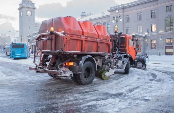 Kar Küreme Aracı Kasaba Meydanındaki Karı Temizler — Stok fotoğraf