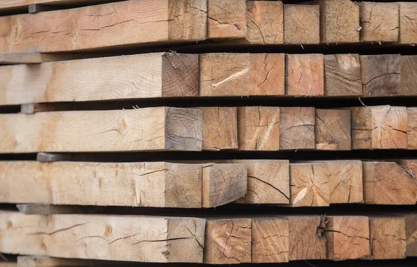 Drewniane Belki Sosnowe Stosie Zewnątrz Materiały Budowlane — Zdjęcie stockowe