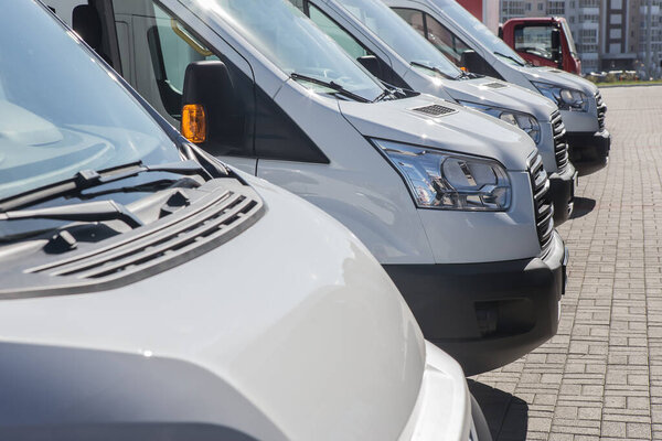 количество новых белых микроавтобусов и фургонов снаружи