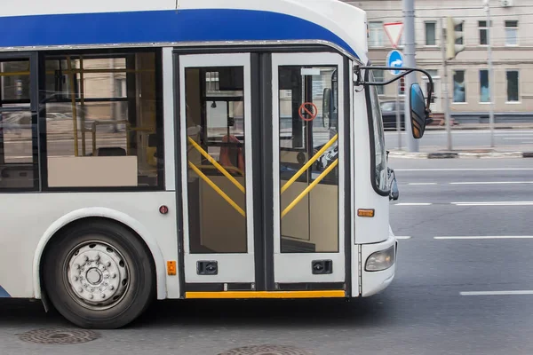 Регулярний Автобус Рухається Міській Вулиці Деталі Крупним Планом — стокове фото