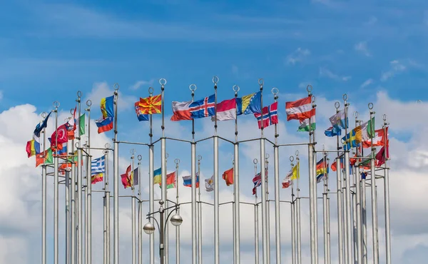 Σημαίες Των Ευρωπαϊκών Χωρών Κοντάρια Σημαίας Μπλε Συννεφιασμένο Ουρανό — Φωτογραφία Αρχείου