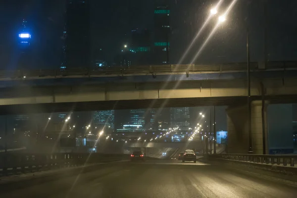 市区冬季夜晚的交通情况 — 图库照片