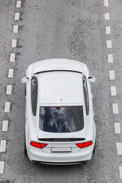 Weißer Moderner Sportwagen Auf Der Straße Von Oben — Stockfoto