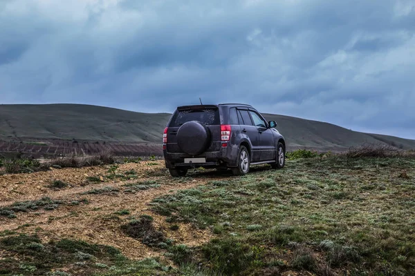 Suv Het Veld Onder Een Bewolkte Hemel Close — Stockfoto