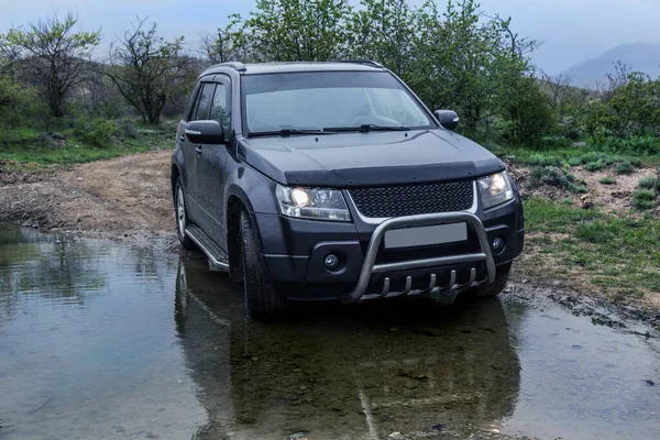 Suv Övervinner Bäck Ett Bergsområde — Stockfoto