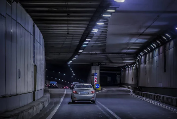 Voitures Conduisent Nuit Dans Tunnel Éclairé Dans Ville — Photo