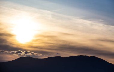 Dağlarda güzel bir gün batımı.