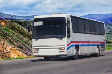 Picturesque dağ yolunda turist otobüsü gezintisi