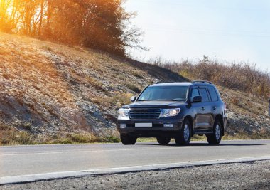 Kır yolunda sonbaharda ilerleyen bir kesişme.