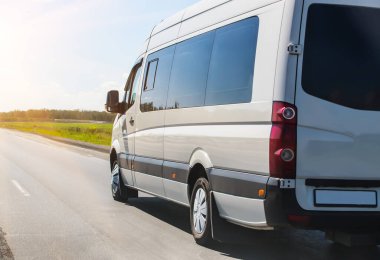 Minibüs orman boyunca otoyola çıkıyor.