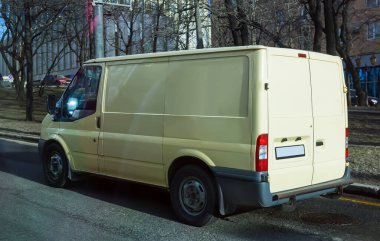 Sarı minibüs şehir caddesine gidiyor.