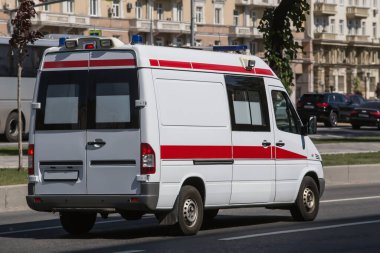 Acil servis arabası şehir sokaklarında geziyor.
