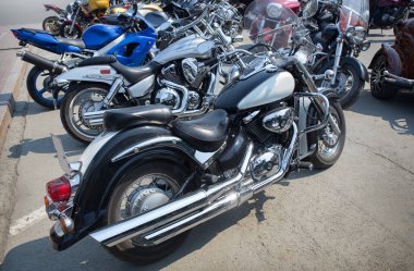 Otoparktaki güçlü motosikletler. 