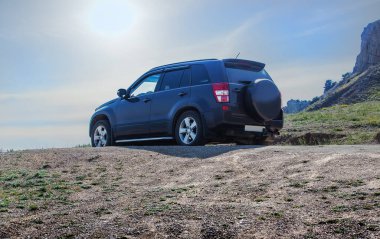 Off-road Car sahile giden bir dağ yolunda ilerliyor.