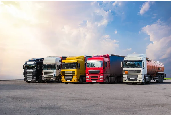 Påhängsvagnar Truckar Rad Parkeringen Mot Himlen — Stockfoto